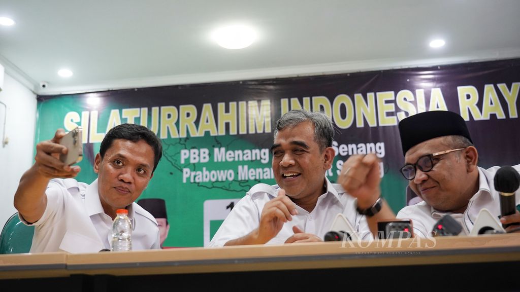 Wakil Ketua Umum Partai Gerindra Habiburokhman (kiri) mengajak Sekretaris Jenderal Partai Gerindra Ahmad Muzani (tengah) dan Sekretaris Jenderal Partai Bulan Bintang  Afriansyah Noor (kanan) berswafoto saat pertemuan kedua partai tersebut di Kantor DPP Partai Bulan Bintang, Jakarta, Senin (24/7/2023). 
