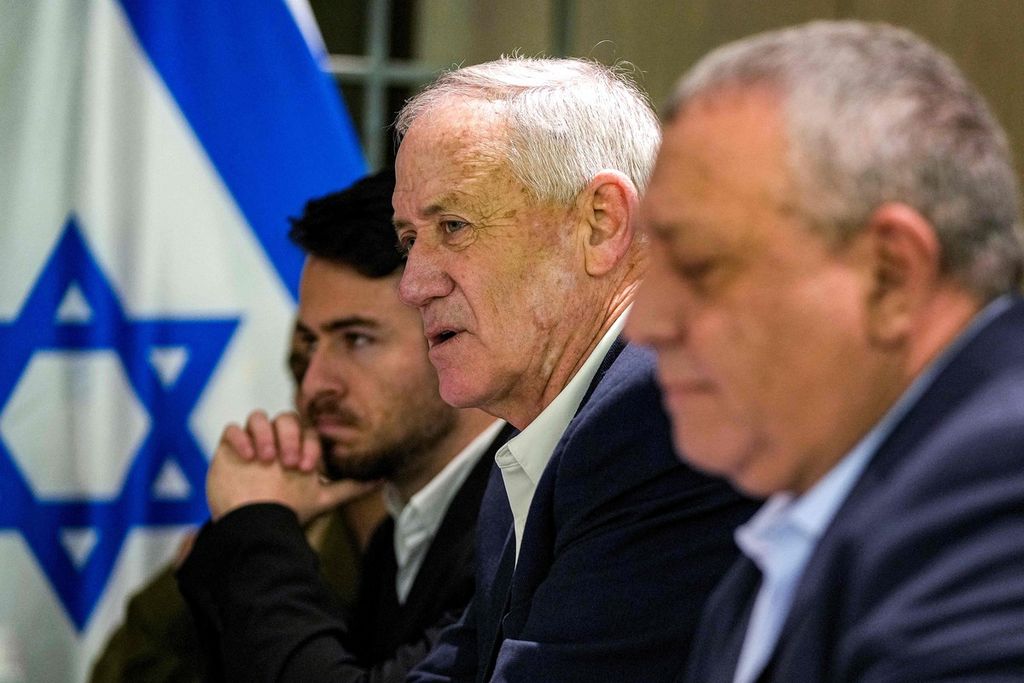 Mantan Menteri Pertahanan Israel Benny Gantz (tengah) dan anggota kabinet perang Israel lainnya bertemu Menteri Luar Negeri AS Antony Blinken yang sedang berkunjung ke Tel Aviv, 8 Februari 2024.  Kabinet perang Israel beranggotakan lima orang, dipimpin Perdana Menteri Benjamin Netanyahu. 