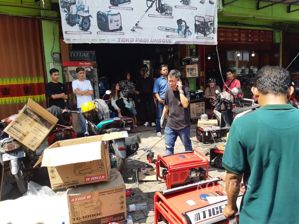 Suasana di toko-toko mesin genset di Bandar Lampung ramai oleh pembeli, Rabu (5/6/2024) siang. Warga berburu membeli genset untuk memenuhi kebutuhan sehari-hari. 