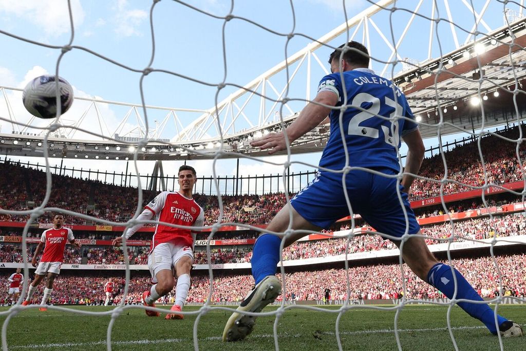 Gelandang Arsenal, Kai Havertz, mencetak gol kedua dalam pertandingan pekan terakhir Liga Inggris antara Arsenal dan Everton di Stadion Emirates, London, Inggris, Minggu (19/5/2024). Arsenal mengalahkan Everton dengan skor 2-1. 