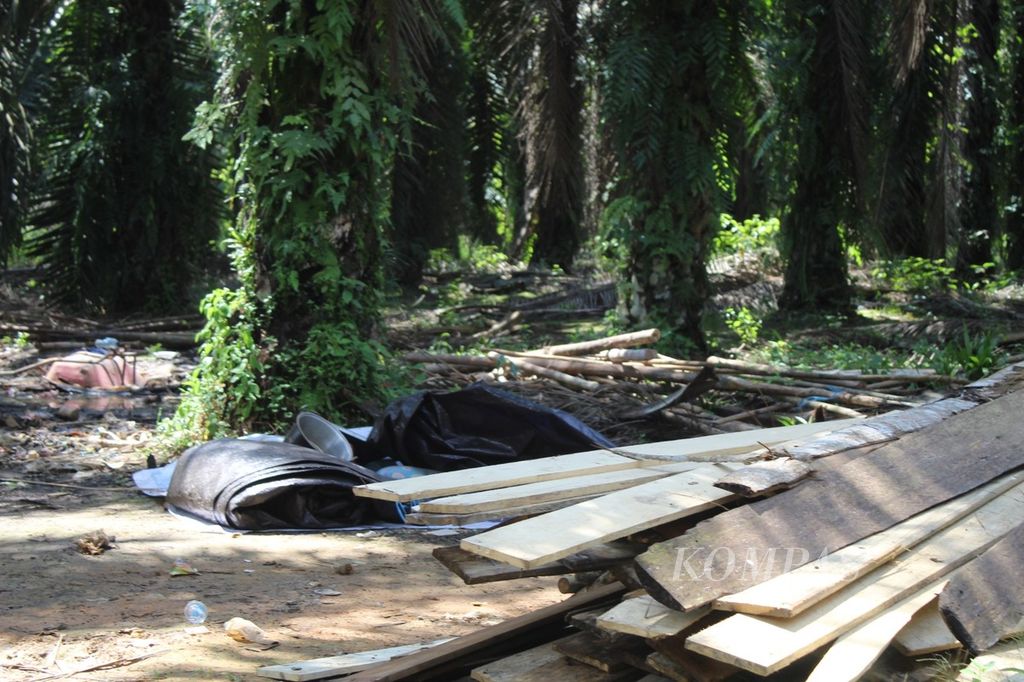 Sisa-sisa pondok warga yang mengkaim lahannya di tengah perkebunan sawit, di Desa Sebabi, Kabupaten Kotawaringin Timur, Kalimantan Tengah, Rabu (8/5/2024). Belasan orang ditangkap polisi karena diduga mencuri buah sawit, ratusan orang lainnya kabur dari rumah karena takut ditangkap.