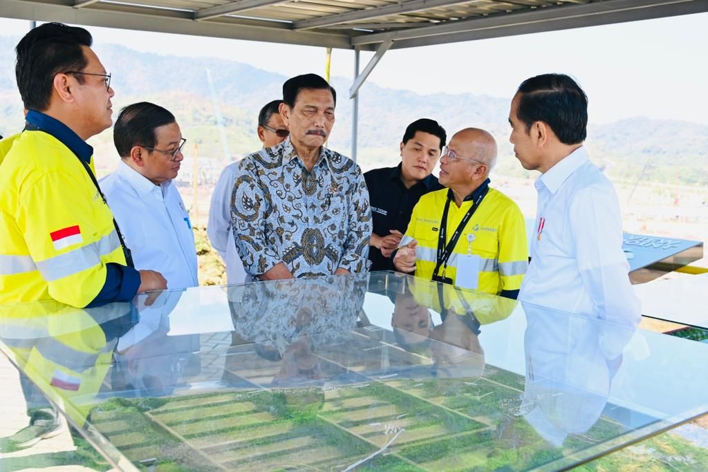 Presiden Joko Widodo meninjau pembangunan smelter PT Amman Mineral Nusa Tenggara yang berada di Sumbawa Barat, Nusa Tenggara Barat, Selasa (20/6/2023) pagi.