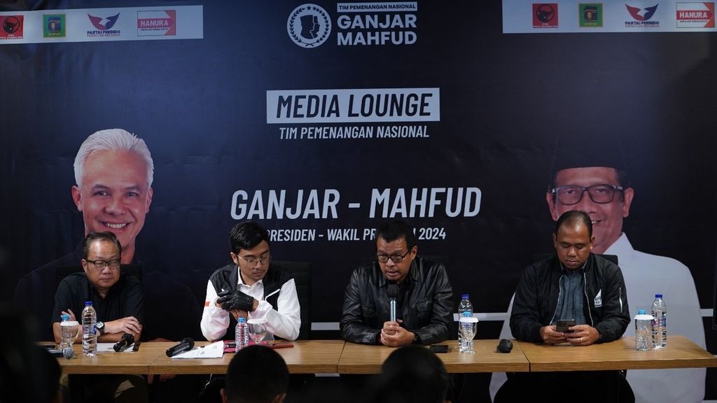 Deputi Politik 5.0 TPN Ganjar-Mahfud, Andi Widjajanto, ditemani Juru Bicara TPN Ganjar-Mahfud, Aryo Seno Bagaskoro, memberikan keterangan kepada pers mengenai persiapan debat perdana bagi Ganjar-Mahfud, di Media Center TPN, Jakarta, Senin (11/12/2023).