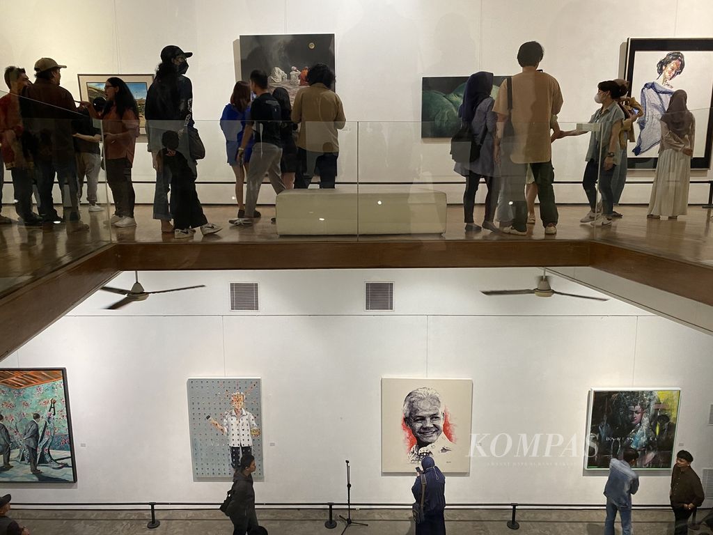 Para pengunjung menikmati pameran seni rupa bertajuk Seni Agawe Santoso di Semarang Contemporary Art Gallery, Kota Semarang, Jawa Tengah, Kamis (23/2/2023). Dalam pameran itu, ada 45 seniman yang ikut serta. Mereka memamerkan 65 karya. Pameran itu akan digelar hingga 24 Maret mendatang.