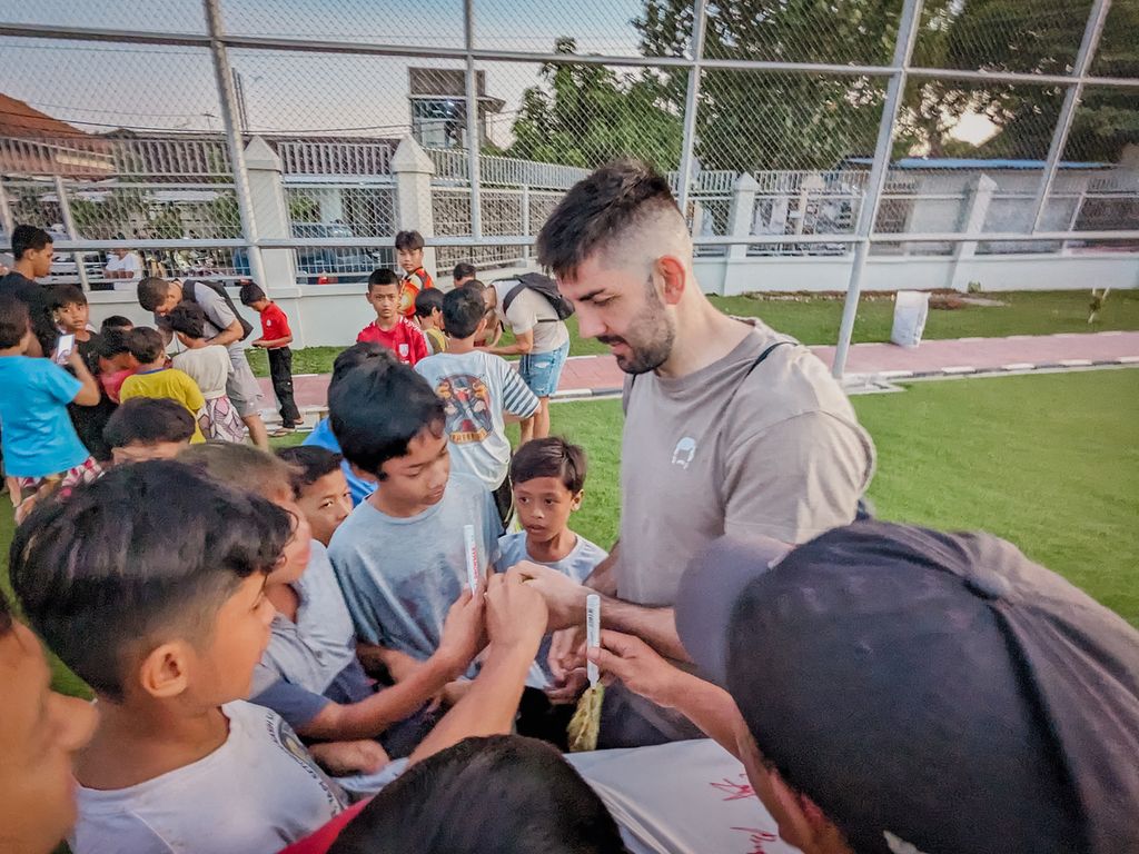 Pemain asing Persis Solo, Diego Bardanca, memberikan tanda tangan kepada para penggemar seusai latihan di Lapangan Sriwaru, Surakarta, pada Kamis (6/7/2023). Bardanca tampak kewalahan dikepung para penggemar yang mayoritas anak-anak itu.