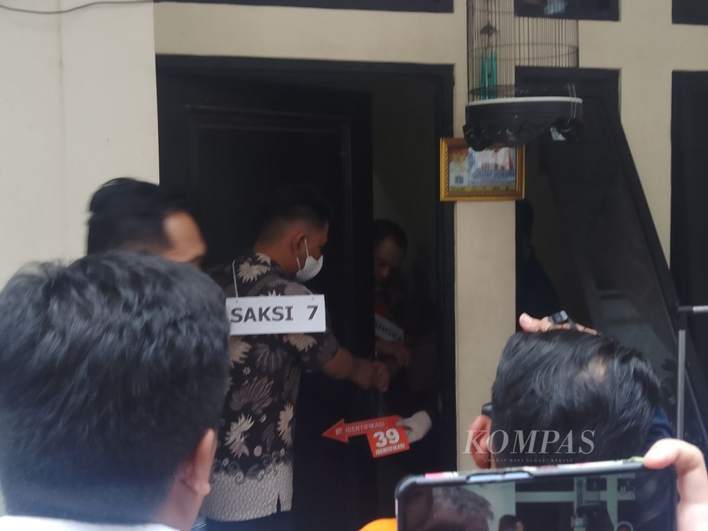 Aparat dari Polres Metro Jakarta Selatan menggelar rekonstruksi kasus pembunuhan Panca Darmansyah (41) terhadap empat anaknya di Jagakarsa, Jakarta Selatan, Jumat (29/12/2023). Ada 42 adegan yang diperagakan. Rekonstruksi ini menambah terang tindakan pidana yang dilakukan tersangka.