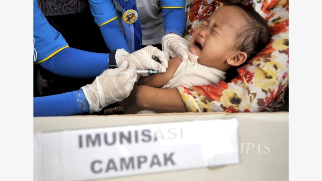 Seorang anak mendapatkan suntikan vaksin campak saat Kampanye Imunisasi Campak dan Polio di Gedung Wanita BKOW, Kelurahan Duren Sawit, Jakarta Timur, beberapa waktu lalu. Breskrim Polri membongkar jaringan pemalsu vaksin dasar yang telah beroperasi sejak 2003.