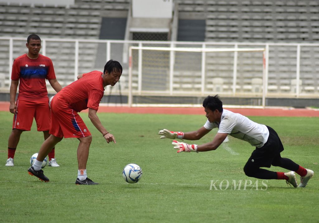 Pelatih kiper Kim Hae-won sedang melatih kiper Muhammad Riyandi dalam program pemusatan latihan timnas sepak bola Indonesia di Stadion Madya Senayan, Jakarta, Selasa (18/2/2020). 