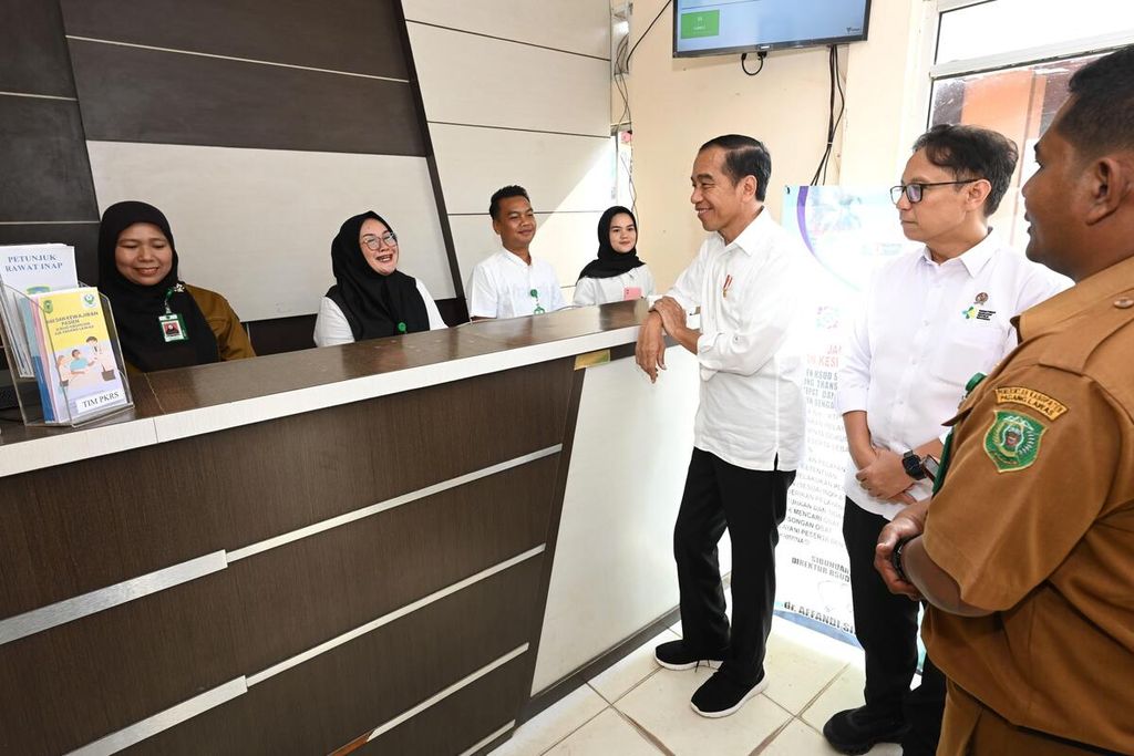 Presiden Joko Widodo meninjau layanan kesehatan di RSUD Sibuhuan, Kabupaten Padang Lawas, Provinsi Sumatera Utara, Jumat (15/3/2024).