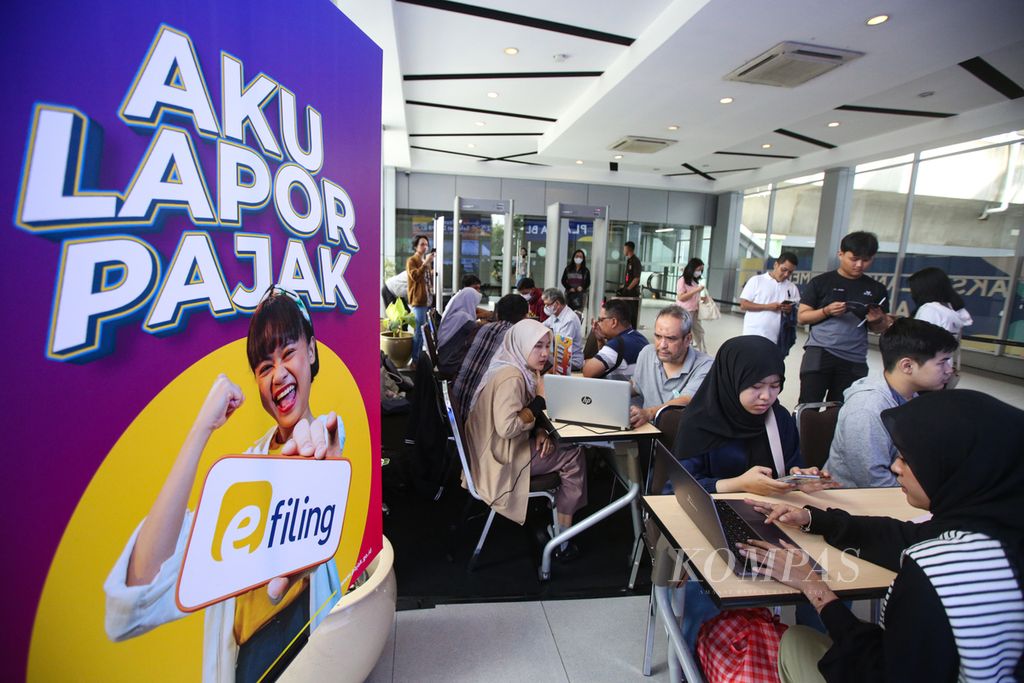 Wajib pajak antusias melapor SPT tahunan Pajak Penghasilan (PPh) orang pribadi tahun 2023 di Pojok Pajak yang digelar Kanwil DJP Jakarta Selatan III di Stasiun MRT Blok M, Jakarta Selatan, Sabtu (16/3/2024). Sebagian besar wajib pajak yang memanfaatkan Pojok Pajak pada akhir pekan itu adalah penumpang moda MRT.