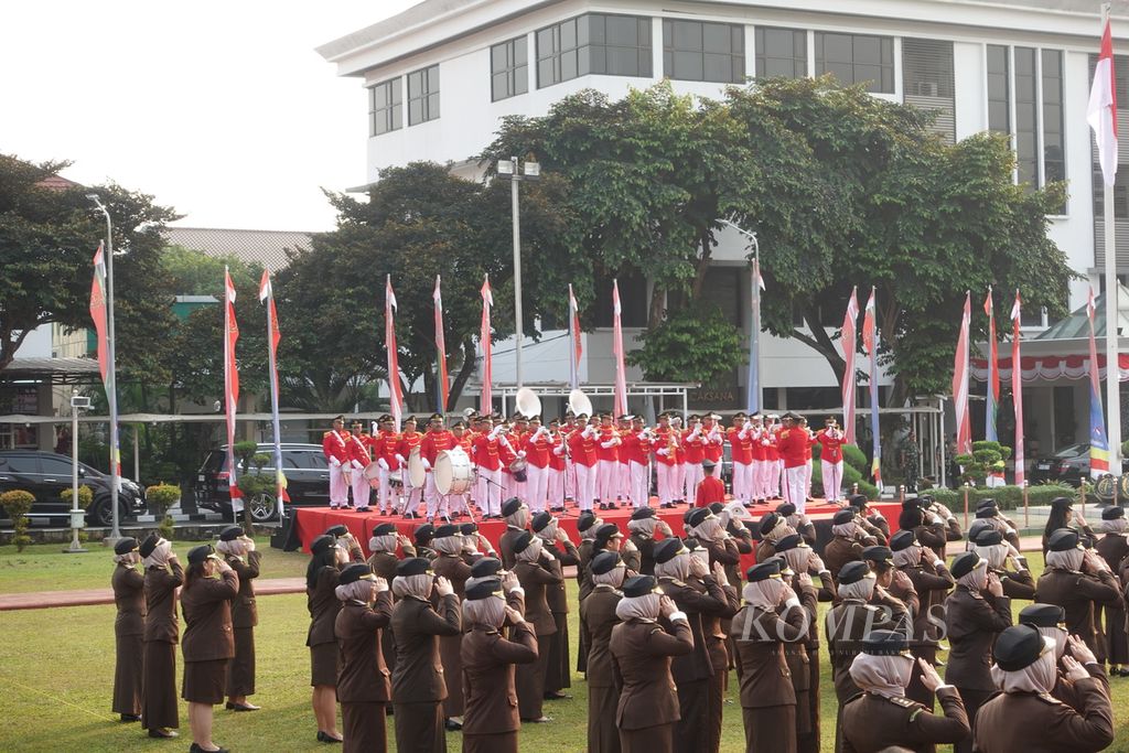 Korps musik saat mengiringi upacara peringatan Hari Bhakti Adhyaksa Ke-63 tahun 2023 yang digelar di Lapangan Upacara Badan Pendidikan dan Pelatihan Kejaksaan Republik Indonesia, Jakarta, Sabtu (22/7/2023).