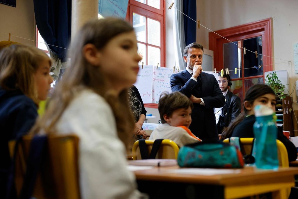 Presiden Perancis Emmanuel Macron bertemu siswa sekolah dasar di Paris, Perancis, Jumat (5/4/2024). Macron berharap Kylian Mbappe dapat tampil di Olimpiade Paris 2024.