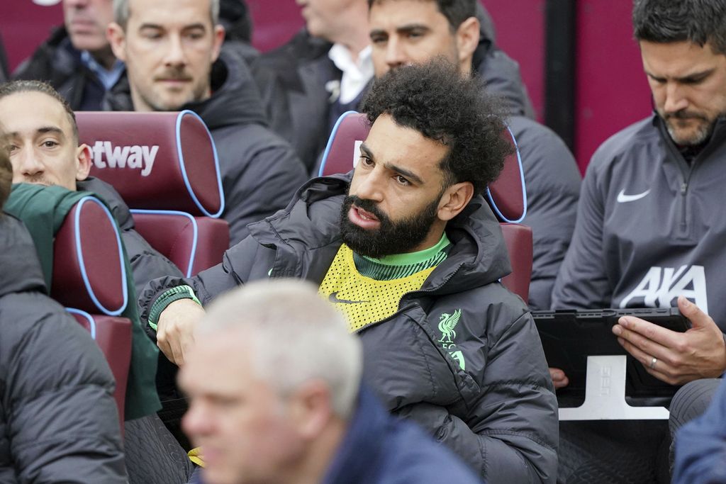Liverpool striker Mohamed Salah sat on the bench during England's match against West Ham United, Saturday (27/4/2024).