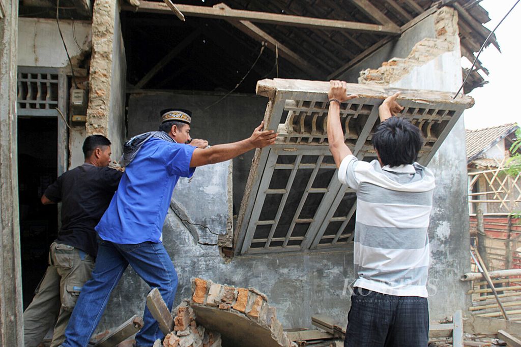 Warga bahu-membahu mencopot bagian rumah yang rusak di Kecamatan Sumur, Kabupaten Pandeglang, Banten, Sabtu (3/8/2019). Gempa bumi merusak bangunan di wilayah itu.