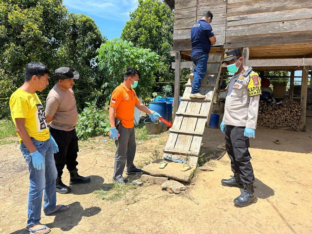 Polisi melakukan olah tempat kejadian perkara pembunuhan suami istri di Kolaka, Sulawesi Tenggara, Senin (16/9/2024). Penyelidikan dan pengejaran pelaku masih berlangsung.