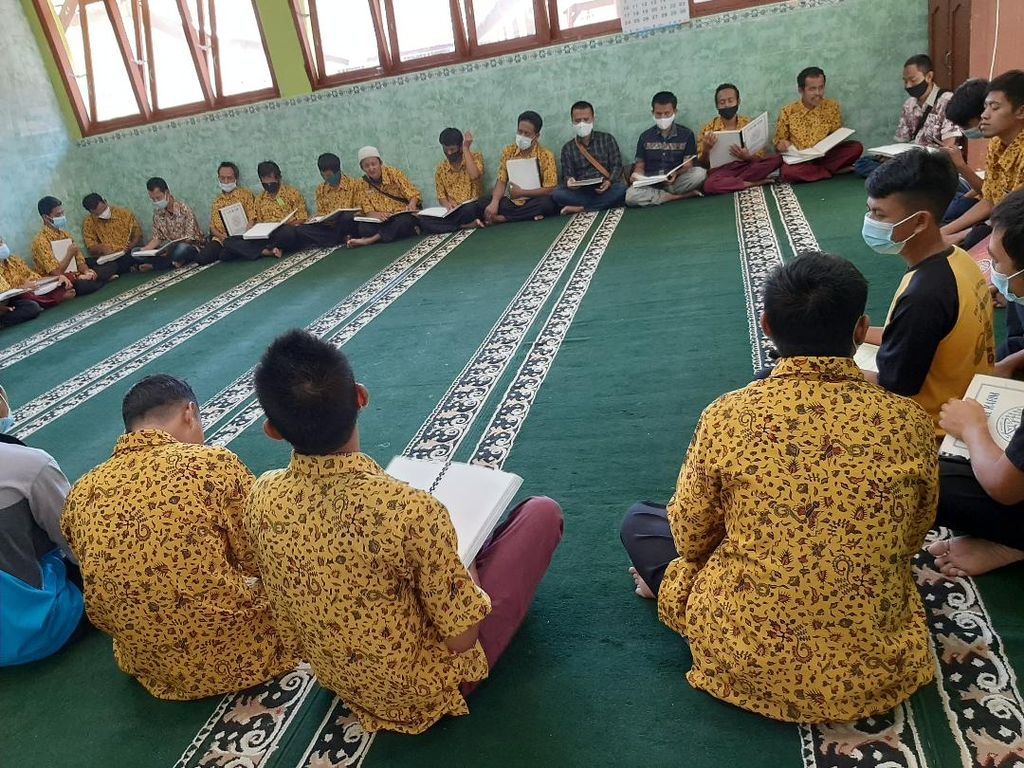 Sebanyak 65 penyandang tunanetra bersama-sama membaca huruf Arab braille dalam acara tadarus di Panti Pelayanan Sosial Disabilitas Sensorik Netra Penganthi Temanggung, Jawa Tengah, Rabu (6/4/2022).