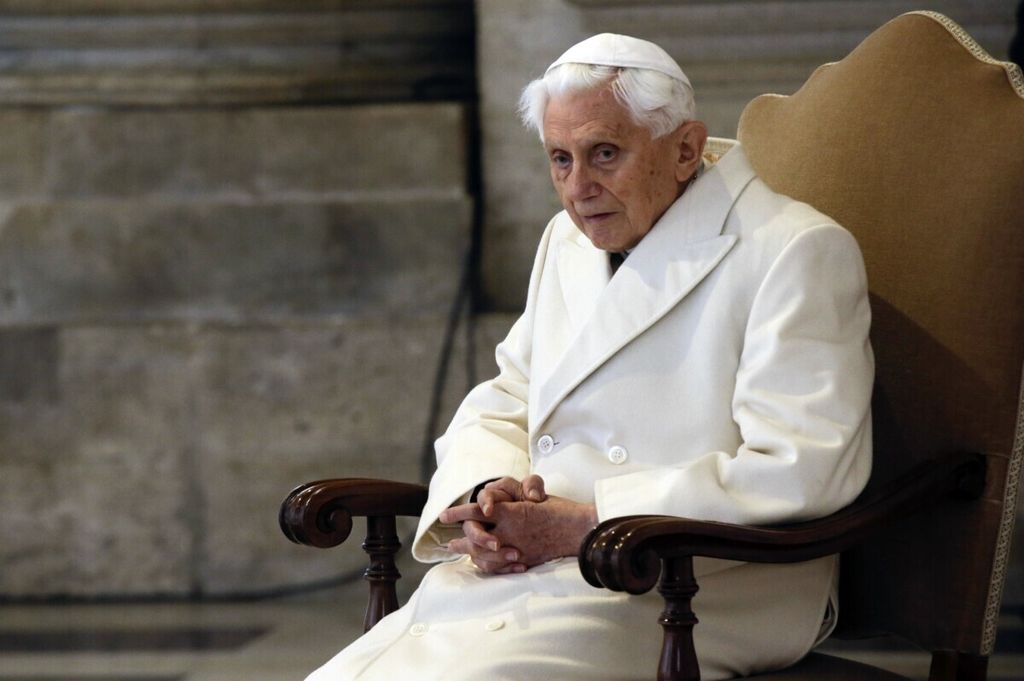 Paus emeritus Benediktus XVI mengikuti misa di Basilika Santo Petrus pada Desember 2015. Pada 31 Desember 2022, mantan pemimpin tertinggi umat Katolik itu meninggal dunia di Vatikan.
