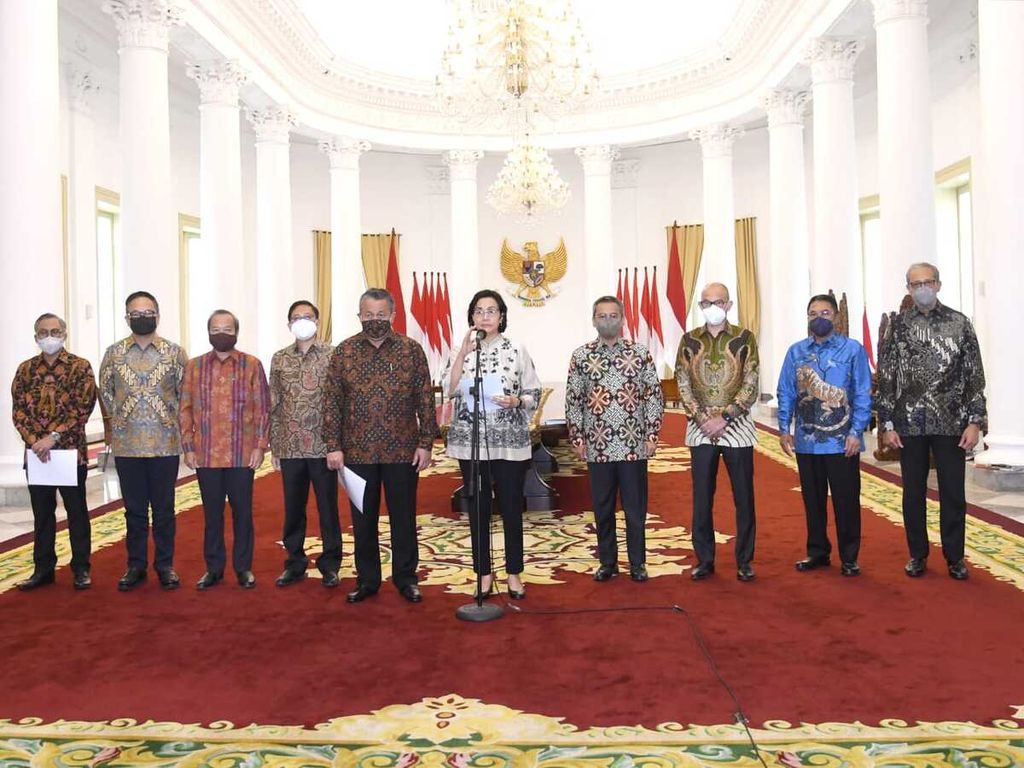 Menteri Keuangan sekaligus Ketua Panitia Seleksi, Sri Mulyani Indrawati, memberikan keterangan secara daring kepada wartawan seusai menyerahkan hasil seleksi calon anggota Dewan Komisioner Otoritas Jasa Keuangan (OJK) periode 2022-2027 dari Istana Kepresidenan Bogor, Senin (7/3/2022).