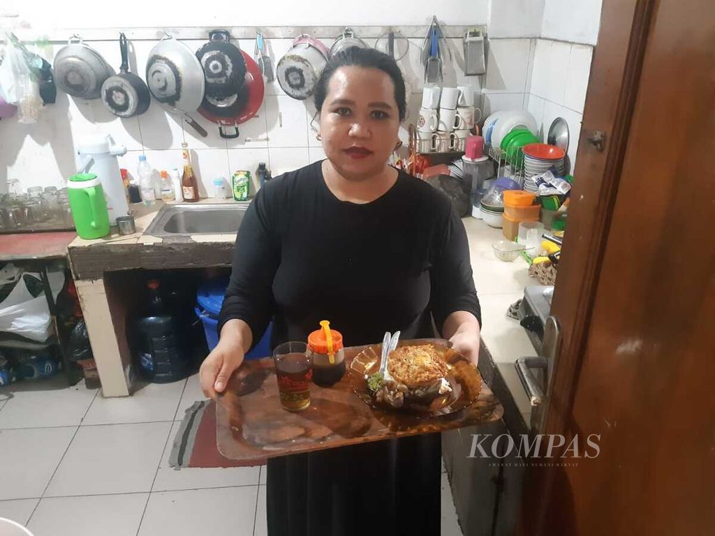 Osadiana, salah satu pemilik warung makan di Kota Bandung, Jawa Barat, Kamis (29/2/2024). Kenaikan harga beras medium hingga Rp 16.000 per kilogram berdampak semakin tingginya biaya operasional yang harus dikeluarkan Osadiana per minggu.