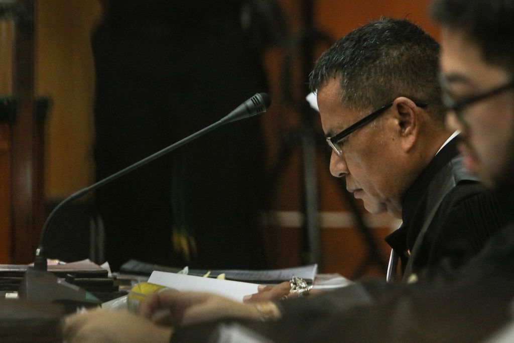 Kuasa hukum terdakwa Inspektur Jenderal Teddy Minahasa, Hotman Paris, mengikuti sidang di Pengadilan Negeri Jakarta Barat, Kamis (2/2/2023). 
