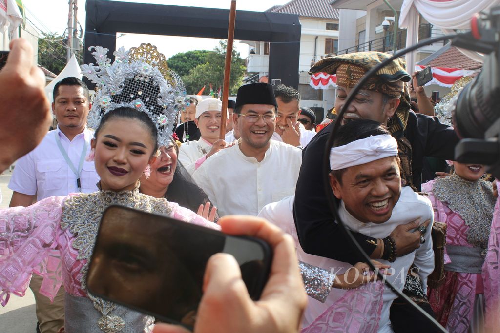 Dedi Mulyadi menggendong salah satu penampil dalam sambutan calon gubernur di kantor Komisi Pemilihan Umum Jawa Barat di Kota Bandung, Selasa (27/8/2024).