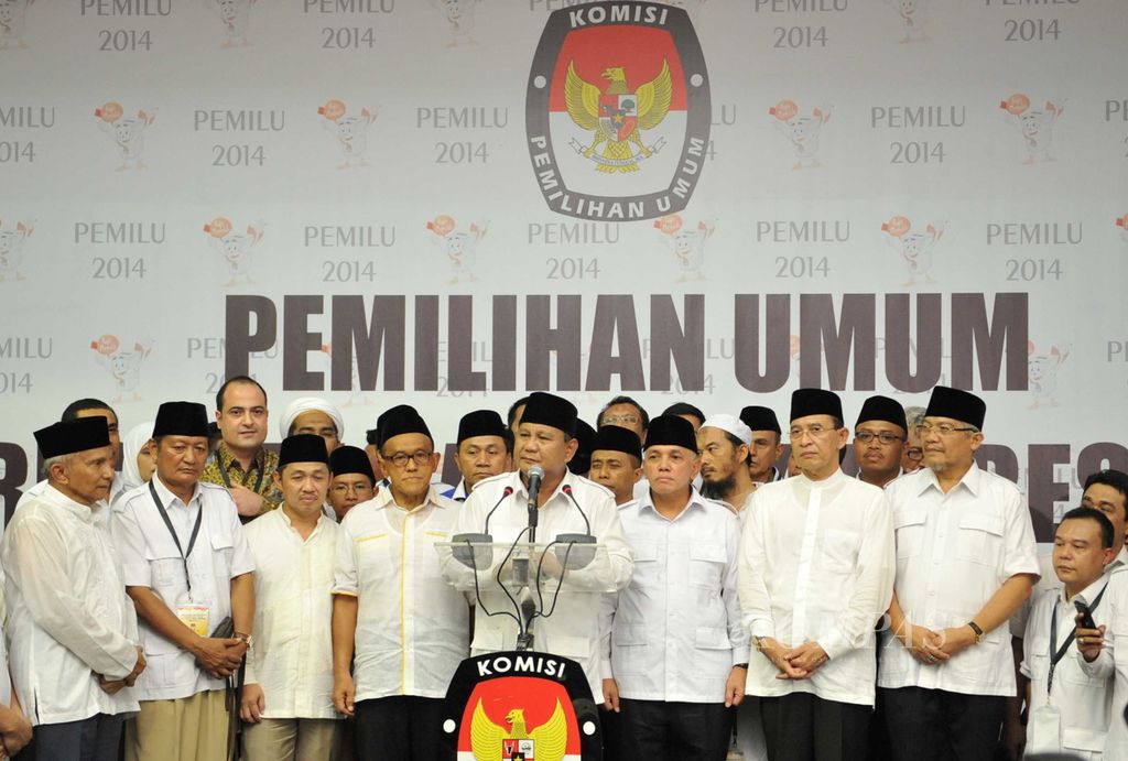 Prabowo Subianto dan Hatta Rajasa memberikan keterangan kepada wartawan seusai mendaftarkan diri menjadi calon presiden dan calon wakil presiden pada Pemilu Presiden 2014 di kantor Komisi Pemilihan Umum, Jakarta (20/5/2014).