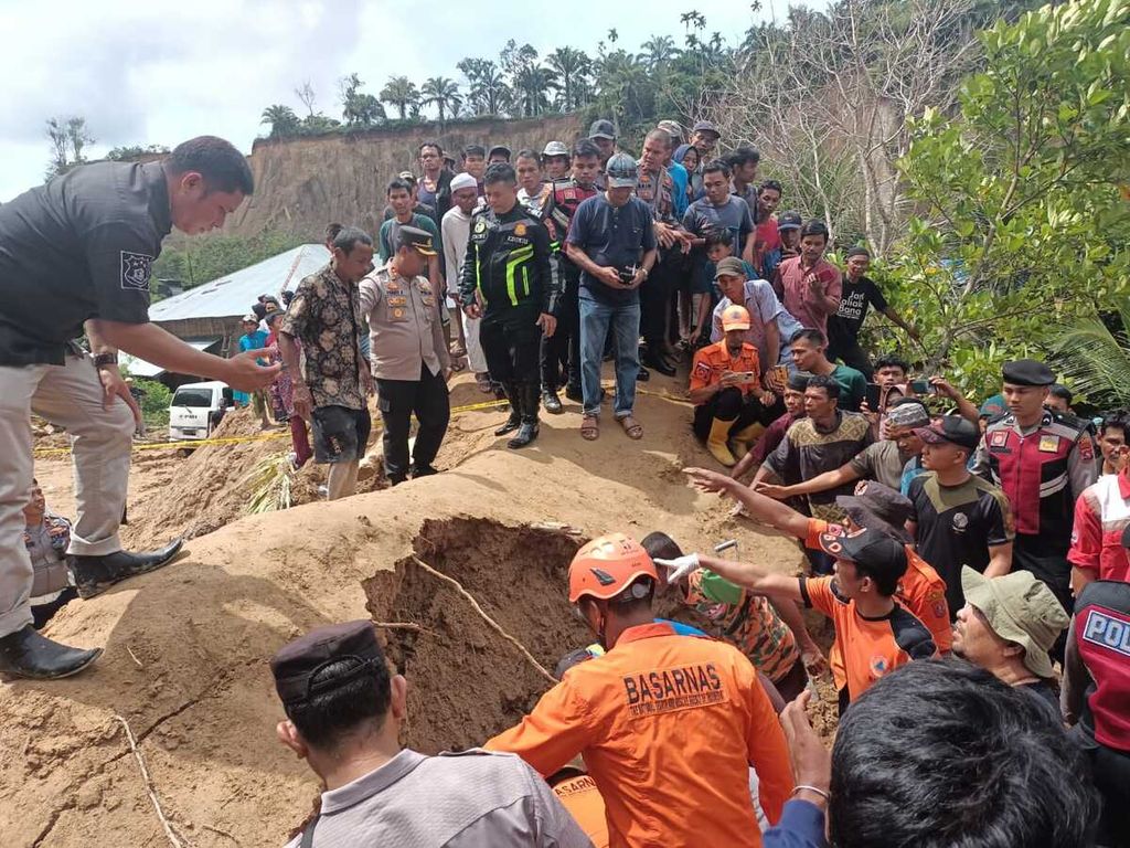 Tim SAR gabungan mengevakuasi salah satu korban longsor tambang pasir di Jorong Koto Gadang, Nagari Salareh Aia Utara, Kecamatan Palembayan, Kabupaten Agam, Sumatera Barat, Rabu (9/11/2022). 