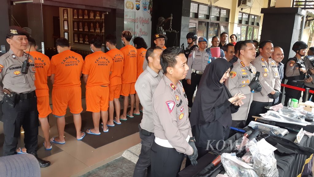 Tujuh tersangka kasus perusakan kantor Arema FC dihadirkan dalam konferensi pers di Markas Polresta Malang Kota, Selasa (31/1/2023). 