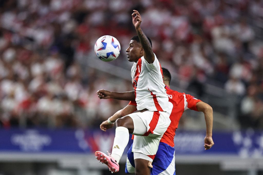 Pemain Peru Jesus Castillo berebut bola dengan pemain Chile pada laga Grup A Copa America 2024 di Arlington, Texas, Amerika Serikat, Sabtu (22/6/2024) pagi WIB. Laga berakhir imbang 0-0.