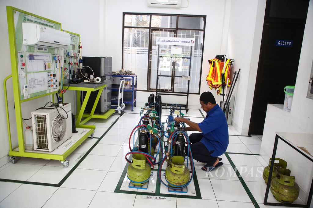 Petugas memeriksa kesiapan alat pelatihan perawatan pendingin ruangan (AC) di Balai Latihan Kerja Komunitas Teknik Pendingin Federasi Serikat Pekerja Panasonic Gobel di Cipayung, Jakarta Timur, Rabu (31/1/2024). 