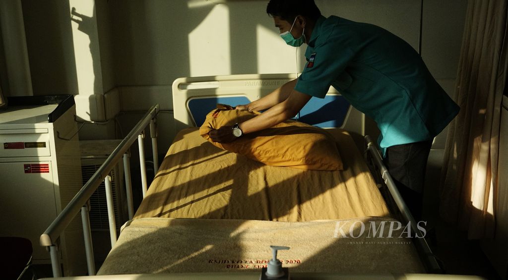 Seorang perawat mempersiapkan salah satu tempat tidur tambahan di Bangsal Sempur, Rumah Sakit Umum Daerah Kota Bogor, Jawa Barat, yang dijadikan ruang tambahan antisipasi lonjakan kasus Covid-19, Senin (7/2/2022). 