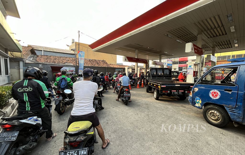 Pengendara sepeda motor mengantre untuk mendapatkan bahan bakar minyak jenis pertalite di SPBU di kawasan Larangan, Kota Tangerang, Banten, Kamis (25/8/2022). Pemerintah masih harus mengevaluasi soal harga bahan bakar minyak bersubsidi sebelum memutuskan akan menaikkan atau mempertahankan harga.