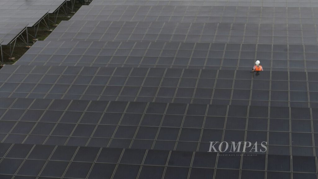 Teknisi memantau suhu serapan di atas permukaan panel surya di Pembangkit Listrik Tenaga Surya (PLTS) Cirata yang dikelola PT Pembangkitan Jawa Bali di kawasan Waduk Cirata, Kabupaten Purwakarta, Jawa Barat, Kamis (23/9/2021).