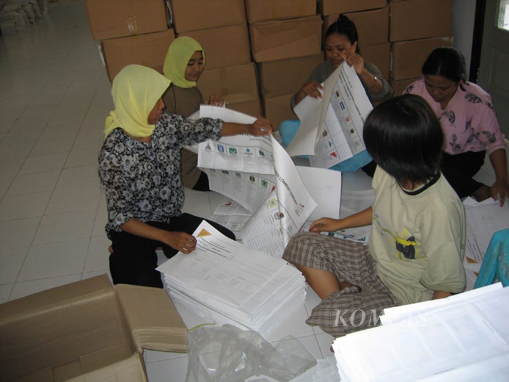 Menyortir dan melipat surat suara mendatangkan berkah karena ratusan orang menjual jasa dari kegiatan tersebut. Seperti terlihat di Kantor Komisi Pemilihan Umum Lombok Tengah di Praya, laki-laki dan perempuan, mulai dari anak-anak, remaja, hingga ibu rumah tangga, menyortir dan melipat surat suara.