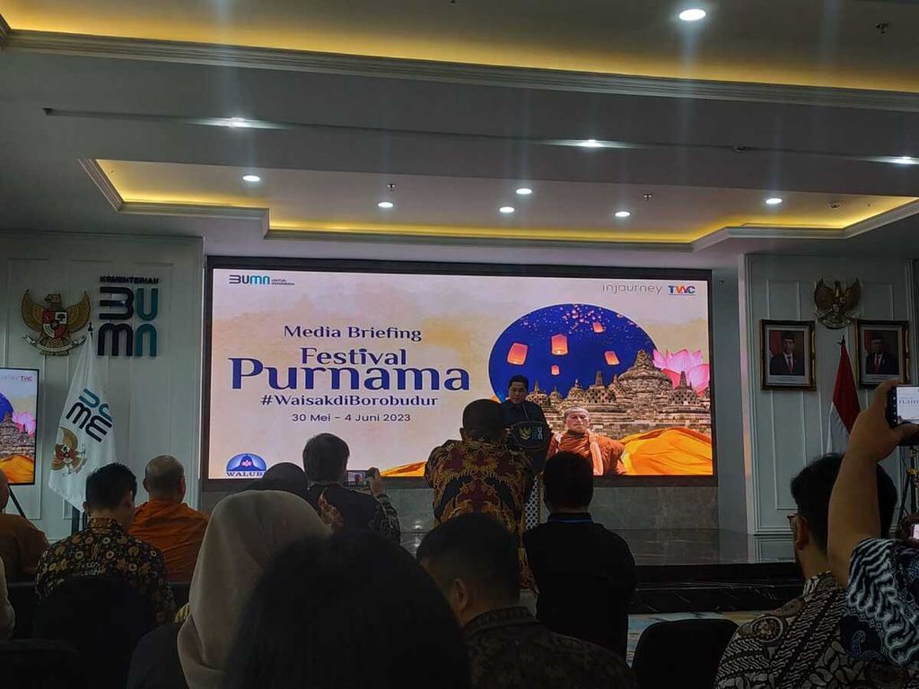 Menteri Badan Usaha Milik Negara (BUMN) Erick Thohir  dalam keterangan pers menuju rangkaian perayaan Hari Waisak Festival Purnama di Candi Borobudur pada Juni 2023, Kamis (25/5/2023), di Jakarta.