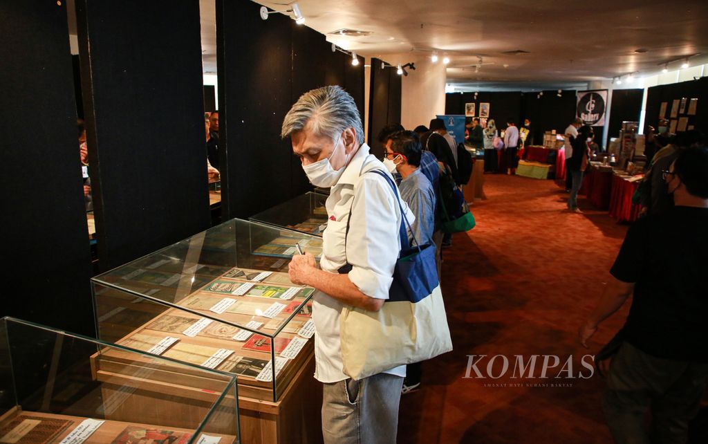 Pengunjung menyaksikan buku-buku langka yang dipajang dalam pameran buku dan komik langka di Perpustakaan Nasional RI di Jakarta, Senin (29/8/2022). Pameran berlangsung selama tiga hari hingga 31 Agustus 2022.