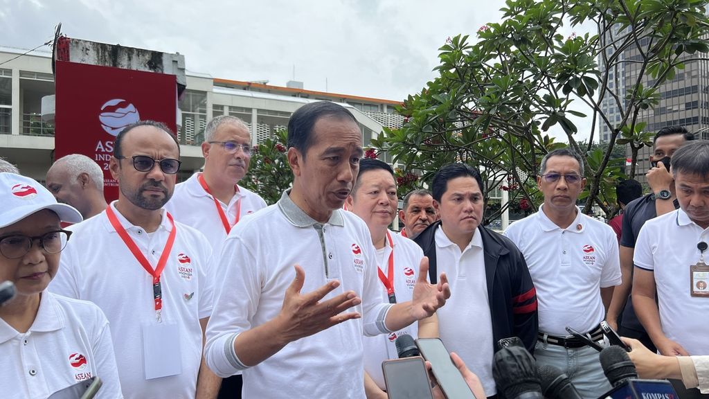 President Joko Widodo gave a statement to the media after participating in the 2023 ASEAN Kick Off activity at the Sarinah Building, Central Jakarta, Sunday (29/1/2023).