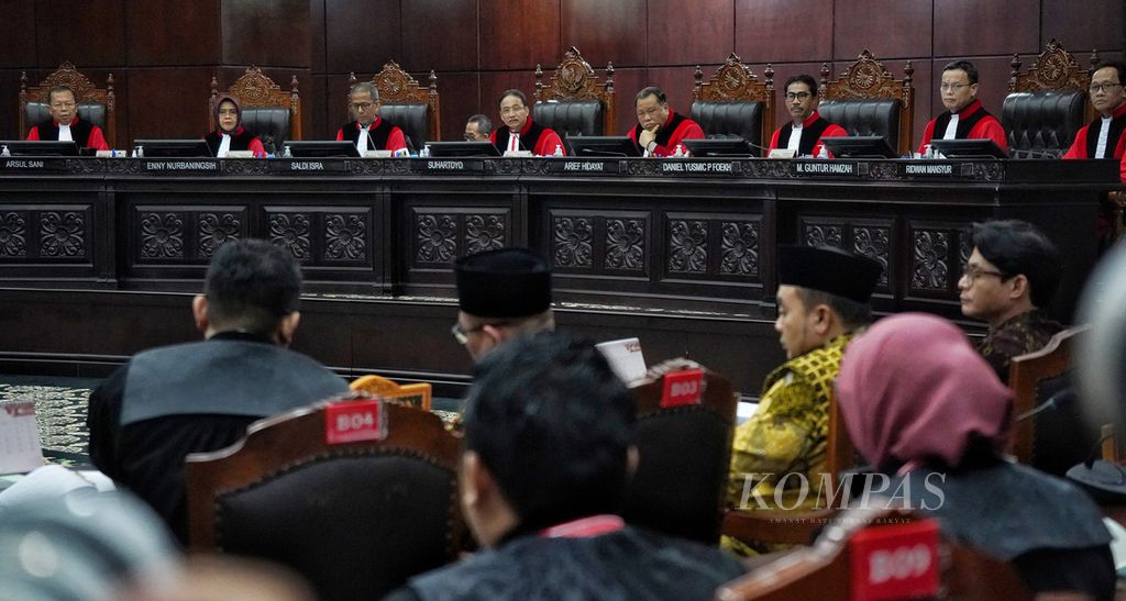Para hakim konstitusi yang hadir saat digelar sidang pendahuluan perkara Perselisihan Hasil Pemilihan Umum (PHPU) Pemilihan Presiden dalam Pemilu 2024 di Mahkamah Konstitusi, Jakarta, dengan pemohon pasangan capres-cawapres Ganjar Pranowo-Mahfud MD, Rabu (27/3/2024). 