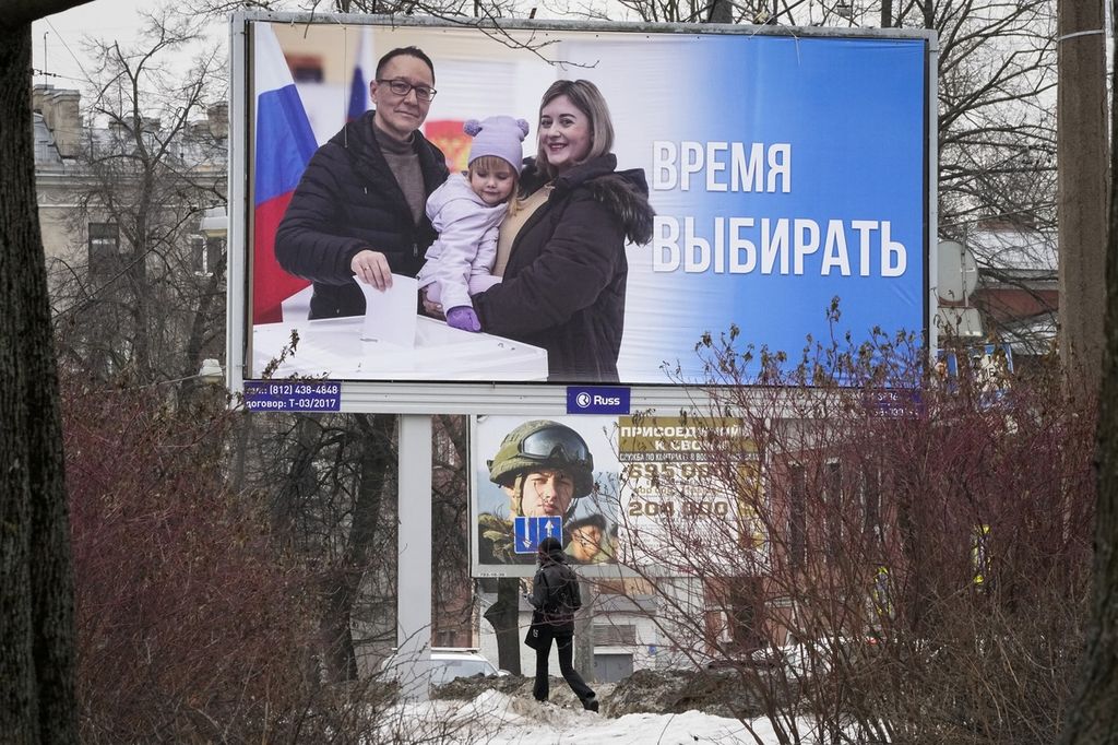 Seorang perempuan berjalan melewati papan iklan yang mempromosikan pemilihan presiden mendatang dengan tulisan dalam bahasa Rusia "Waktunya memilih" di St Petersburg, Rusia, Kamis (7/3/2024).