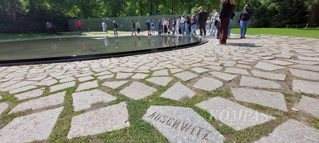 Taman peringatan pembunuhan kaum minoritas Sinti dan Roma di Eropa yang berada di dekat Brandenburg Gate, Berlin, Jerman, Kamis (25/5/2023)