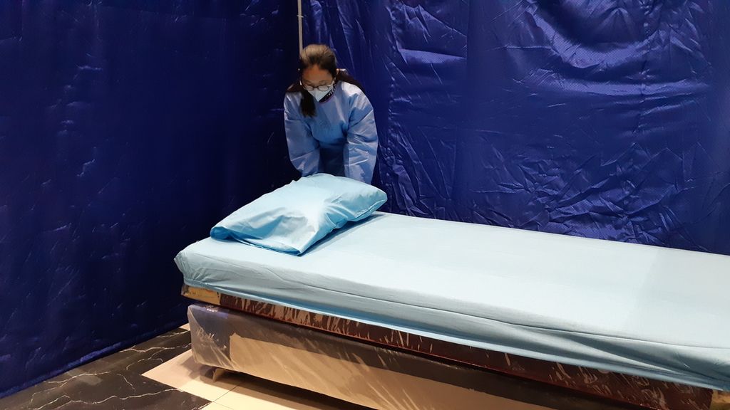 Tenaga kesehatan menyiapkan tempat tidur pasien di fasilitas isolasi terpadu Covid-19 di Mal Pelayanan Publik Sidoarjo, Minggu (6/2/2022).