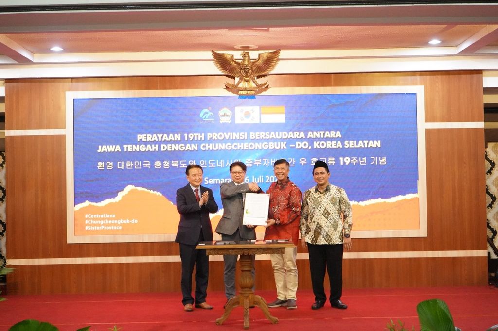 Suasana penandatanganan nota kesepahaman antara Chungbuk Technopark, perusahaan dari Chungheongbuk-do, Korea Selatan, dan Kawasan Industri Terpadu Batang, Kamis (6/7/2023) di Kota Semarang, Jawa Tengah. 
