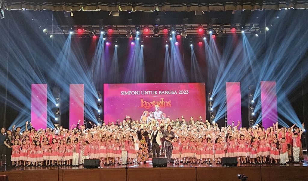 Para penampil Simfoni untuk Bangsa bersama dengan Direktur Musik dan Konduktor Jakarta Concert Orchesta, Avip Priatna.