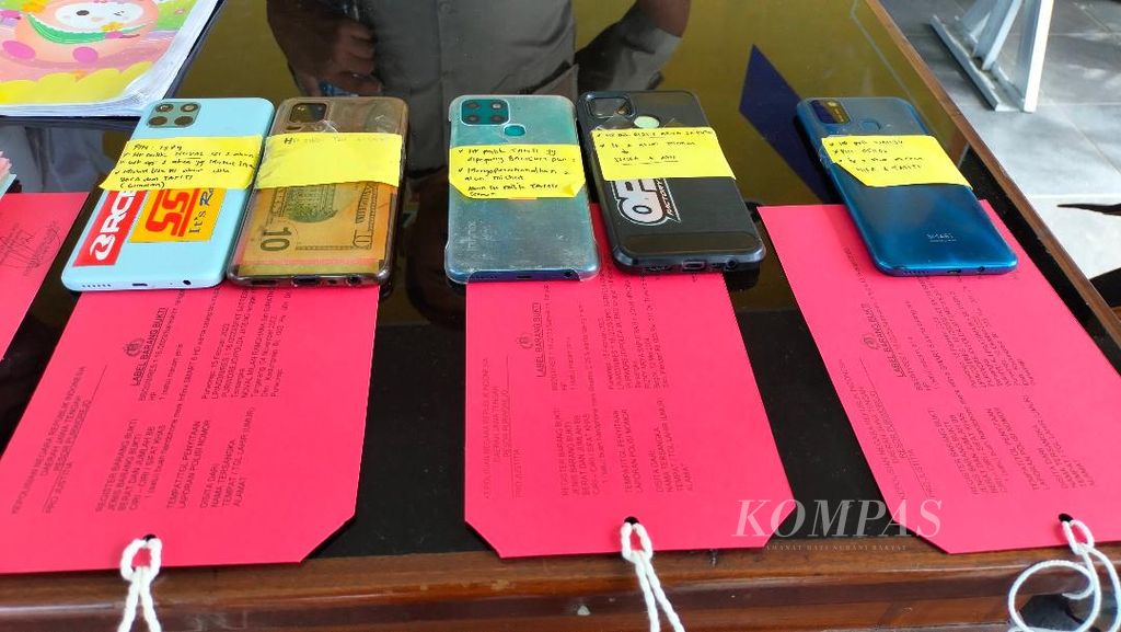Barang bukti sejumlah telepon seluler yang dipakai untuk melakukan percakapan terkait transaksi prostitusi di Kabupaten Purworejo.