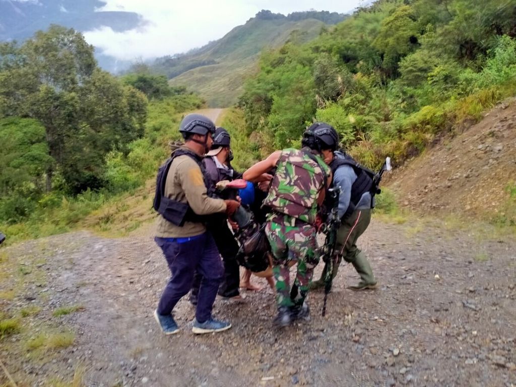 Satgas Gakkum TNI-Polri mengevakuasi jenazah Sersan Kepala Sahlam di daerah Sugapa, Kabupaten Intan Jaya, Kamis (17/9/2020). 