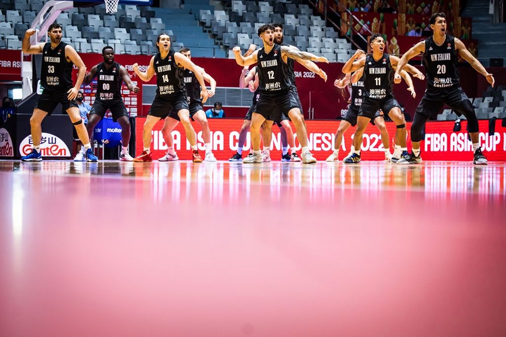 Tim bola basket Selandia Baru menampilkan ritual tarian haka sebelum laga Piala Asia FIBA 2022 melawan India di Istora Senayan, Jakarta, pada Rabu (13/7/2022).