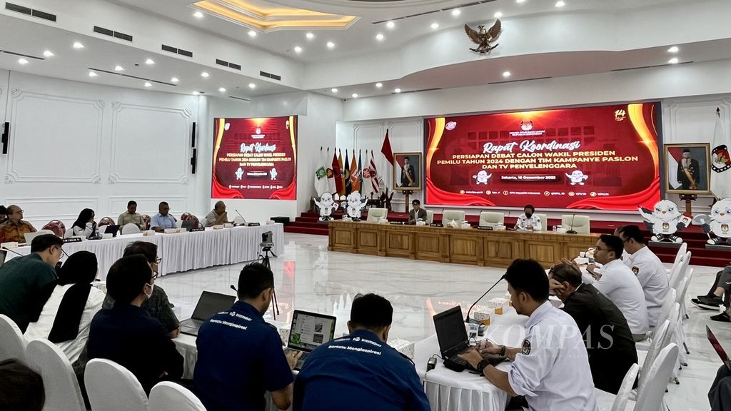 Suasana rapat koordinasi persiapan debat cawapres bersama tim kampanye calon presiden-wakil presiden dan TV penyelenggara di Kantor KPU, Jakarta, Senin (18/12/2023),