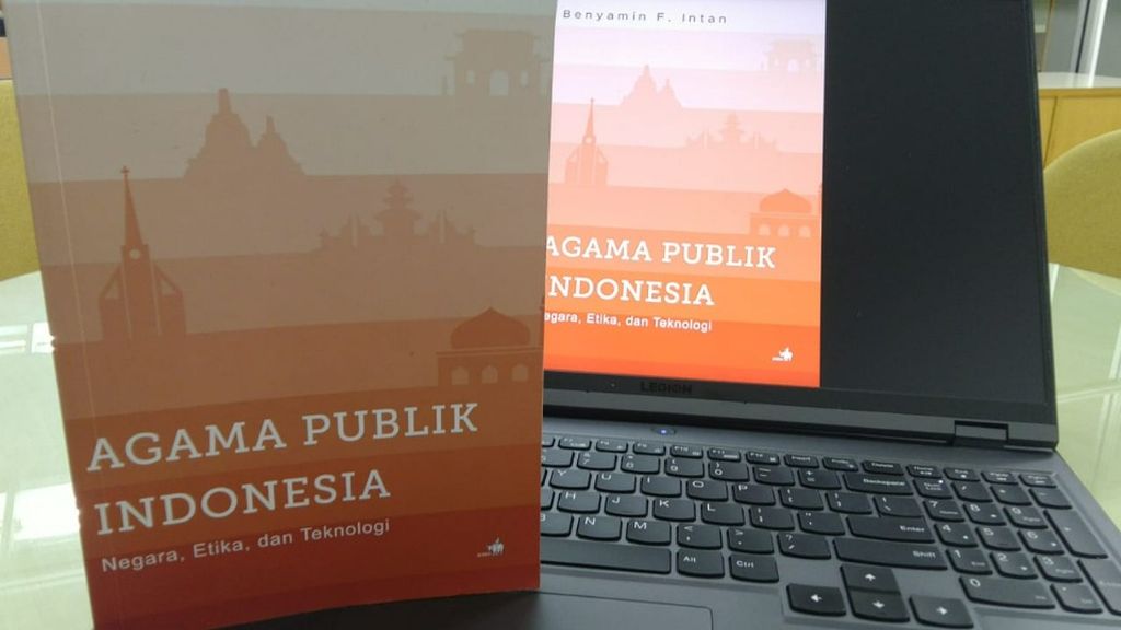 Halaman muka buku berjudul <i>Agama Publik Indonesia: Negara Etika dan Teknologi</i>.