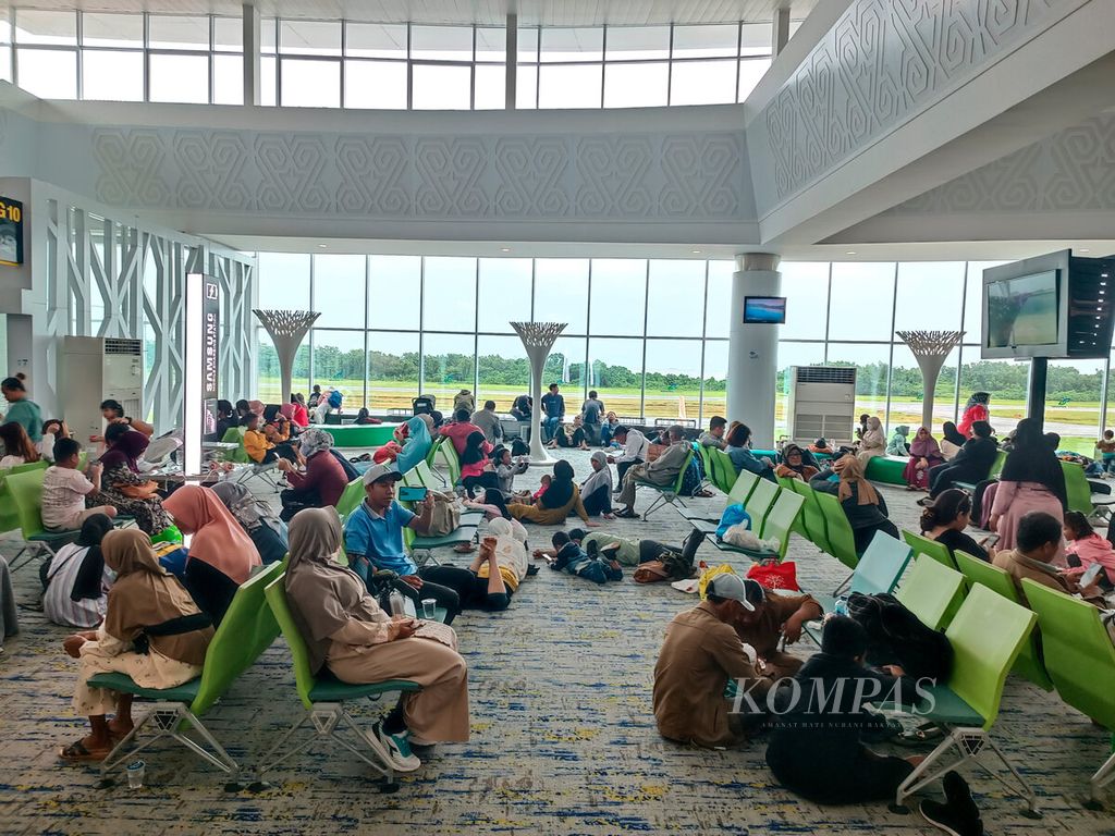 Penumpang menunggu keberangkatan pesawat mereka yang ditunda penerbangannya karena cuaca buruk di Bandar Udara Internasional Sultan Aji Muhammad Sulaiman Sepinggan, Kalimantan Timur, Selasa (20/6/2023). 