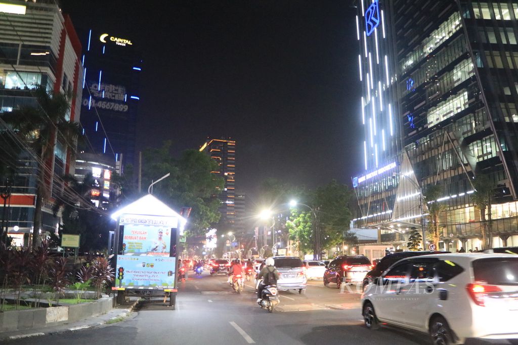 Gedung-gedung pencakar langit terlihat di Kota Medan, Ibu Kota Sumatera Utara, Rabu (12/4/2023). Di usia yang memasuki 75 tahun, ekonomi Sumut terus bertumbuh dengan produk domestik regional bruto mencapai Rp 955,19 triliun. 